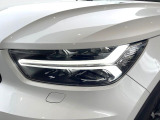 【LEDヘッドライト】ハイビームを先行車や対向車にあてず、その両サイドではハイビーム照射を維持。見える範囲が段違いに広くなりました。北欧神話に登場するトールハンマーをモチーフにデザイン。