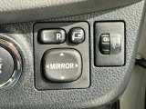 狭い駐車場で便利な電動格納ドアミラーが付いています。