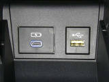 【充電用USB端子】デバイスの充電に便利です。※実際の接続端子は写真で確認or店舗までご気軽にお問合せください♪