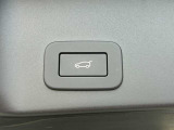 【パワーテールゲート】ボタン操作でテールゲートが開閉です。両手が荷物で塞がっていても、スムーズに開閉を行えます。