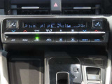 左右独立温度コントロールフルオートエアコンです。運転席、助手席それぞれで独立して温度設定ができます。冷え性の方が乗っても安心ですね♪