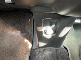 オート式エアコンは操作性が良好です。運転席とにはシートヒーターが装備されており、座面と背もたれをすばやく温め、寒い時期にも快適な運転環境を提供します。