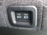 運転席シートバックにスマートフォンやタブレットの充電が可能なUSB端子(Type-C)が装備されています。