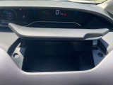インストパネル運転席側前にも収納スペースがついています。USB端子付き。セレナには、収納スペースがいろんな場所についています。頻繁に使う物、隠しておきたい物、置く場所が困らないのも、セレナの魅力です。