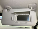 【運転席サンバイザー】鏡が付いているのでメイク直しなどにも便利★