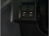 シートヒーター付:寒い日や夏の冷房中の冷えやすい肩・腰・脚部を暖めるシートヒーターが運転席・助手席に装備されています!