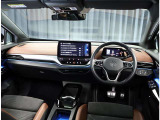 ダッシュボードアクセルが再生、ブレーキが一時停止とVolkswagenらしい遊び心があるペダルとなっております。