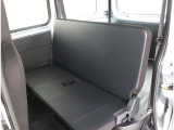 後席を格納すれば荷室を広く使えるので、人を乗せるときと荷物を運ぶときで使い分けられるのが便利です!!