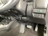 燃費をよくするECON、オートリトラミラー、横滑りを防ぐVSAなどのスイッチは、運転席の右側、手の届きやすい位置にあります。
