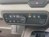 【オートエアコン】一度お好みの温度に設定すれば、車内の温度を検知し風量や温度を自動で調整。暑い&hellip;寒い&hellip;と何度もスイッチ操作をする必要はありません。快適な車内空間には必須の機能ですね♪