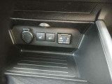 【寒い日も快適、USB電源で便利】  運転席と助手席にシートヒーターを装備し、冬場のドライブも快適。USBアクセサリーコンセントも備え、スマホなどの充電が手軽にできる便利な装備です。