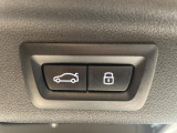 【パワーゲート】電動パワーゲートです。開閉がボタン1つで開け閉め行えます。また、状況に応じてのトランクハッチ開閉量を簡単に設定可能です。スマートオープナーも便利な機能です。ぜひお試しください。