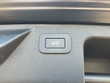 【パワーテールゲート】ボタン操作でテールゲートが開閉です。両手が荷物で塞がっていても、スムーズに開閉を行えます。