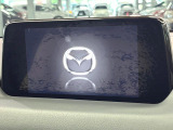 【8インチマツダコネクト】車内の雰囲気にマッチした大型のディスプレイ。スマホ接続でのナビ使用やBluetooth再生等、様々な機能が楽しめます。直感的なダイヤル操作が可能で、使い勝手も良好です。