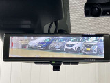 【インテリジェント ルームミラー】車両後方のカメラ映像をミラー面に映し出すので、車内の状況や、天候などに影響されずいつでもクリアな後方視界が得られます!