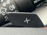 【パドルシフト】ハンドルから手を離さずに素早くシフトアップ&ダウンができるので、エンジンブレーキを使う下り坂や高速道路の合流で加速したい場面で役立ちます。