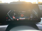 カーブドディスプレイ:メーターパネルからナビ画面を一枚の曲面のディスプレイにする事で、人間工学に基づいたタッチコントールが可能、コックピットのスイッチ類を極力減らし、よりシンプルなインテリアデザインに