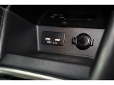 小物の収納に便利なセンタートレイには携帯等のデバイスの充電可能なUSB出力電源付です。