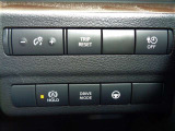 オートブレーキホールド機能は運転者のブレーキ操作によって停車した際に自動的にブレーキ力を保持する機能です。ブレ-キ力が保持されているときにアクセルペダルを踏むと自動的にブレ-キが解除され発進する事が出来