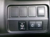 両側オートスライドドア付き車です。小さなお子様でもボタンひとつで楽々乗り降りができます。ハンズフリーオートスライドドア付きなので両手が塞がっていても片足でドアの開閉ができてとても便利です。