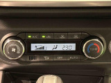 作動状態が一目でわかる液晶ディスプレイ付きAUTOエアコンを装備しています♪室内の温度を設定するとセンサーが室温を感知して、温度、風量を自動的にコントロ-ルして快適な空間を作ってくれます!