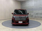 お車購入のポイントとなるフロントマスクです!シャープな目つきが印象的なデザインのヘッドランプです。