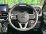 インテリアに合わせたデザインのステアリングは、運転される方のことも考え、運転しやすい形状、大きさです。是非一度、実際に触ってお確かめください。