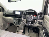 運転席まわりです。 各操作スイッチは使いやすい位置に配置されてます。