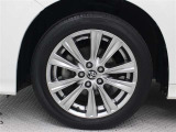 高輝度塗装の18インチアルミホイールが装着されています。タイヤサイズ235/50R18