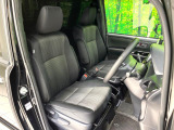 運転席まわりには十分なスペースがあり、大柄な方でもゆったり運転していただける環境です。