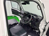 見易い計器類と運転し易いドライビングポジションは、視角も少なく前方&左右の見切りが良く運転し易いクルマです