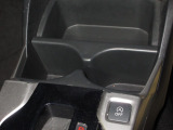 運転席と助手席の間にはドリンクホルダーがあります。取りやすい位置にありますからドライブも楽しくなりますね!