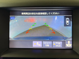【アラウンドビューモニター】フロント、リア、左右ドアミラー下の4つのカメラの映像を合成し上空から見下ろしたように表示します。狭い駐車場や、狭い道でのすれ違いの時も安心です!