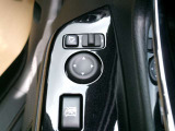 電動格納式ミラーなので、対向車などとのすれ違い時にも便利です。