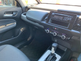 助手席周辺はこのようになっております。運転手だけでなく助手席に一緒に乗られる方も広々と快適にお乗り頂けるような設計です!各種装備を次の写真からご案内いたしますのでご覧ください。