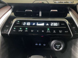 左右独立温度コントロールフルオートエアコンです。運転席、助手席それぞれで独立して温度設定ができます。冷え性の方が乗っても安心ですね♪