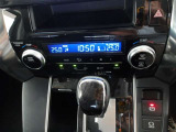 オートエアコンです。車内を設定温度に保ち、快適空間をキープします。