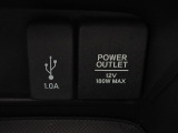 便利なUSBジャック・12V電源ソケットも付いています。周辺機器の充電にご利用頂けます。