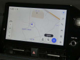 【10インチ純正ナビ】純正ナビを装備。タッチパネル式で使いやすく、詳細地図により目的地をピンポイントで設定できます。初めての道でも迷いにくく、ロングドライブも快適ですよ♪