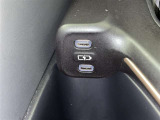 充電用USB端子付き。スマートフォンなどの充電に便利です。