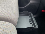 [助手席シートアンダーボックス]運転用の替え靴などを収納する事ができます!!