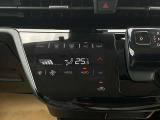 スタイリッシュなデザインのタッチパネル式オートエアコン機能付!パネルに触れるだけで操作ができるので簡単です☆