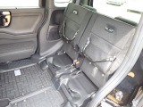 ◆チップアップ&ダイブダウン機構付【ULTR SEAT】は後席座面を左右分割で跳ね上げることができます。トランクで積載できない背の高い荷物をラクラク収納できます。ホンダ車ならではの人気装備です。