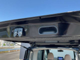 バックドアは大きく開きます。定員乗車時でも十分広いラゲッジスペースを確保しています