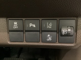 ハンドルの右側にはヘットライトリベライザーとHondaセンシング用のメインスイッチがついています。ヘッドライトリベライザーは道路状況や積荷の加重に応じてライトの高さを調節できます。