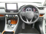 運転席からの視界はこんな感じです☆お気軽にご来店いただき、実際に座って是非お確かめください。ドライバーに寄り添う快適な操作フィールをもたらすステアリングです。