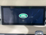 ランドローバーのナビ「Pivi Pro」は、スマホのように直感的に操作できる高機能システムです。AIが日常のルートを学習して渋滞を避ける案内をし、通信機能で地図も常に最新。メーター等への画面連動も見や