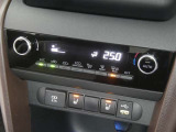 【オートエアコン】車内温度を感知して自動で温度調整をしてくれるのでいつでも快適な車内空間を創り上げます!どの席に座っても快適なドライブが楽しめます♪