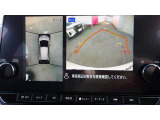 アラウンドビュー付き。上空から車両を見下ろしたような画像に加工された映像をディスプレイで確認しながら車庫入などができ大変便利です。