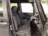 【ベンチシート】運転席と助手席の移動もスムーズ!狭い駐車場での乗り降りや、お子様の乗り降りにも便利です。座席の間にコンソールボックスやドリンクホルダーがないため、車内空間が広く感じます。